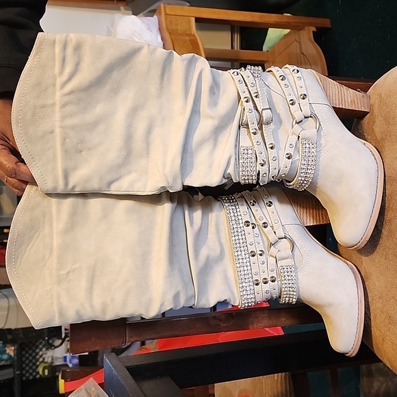 Beige faux suede chunky week 2 inch boots - Picture 1 of 1